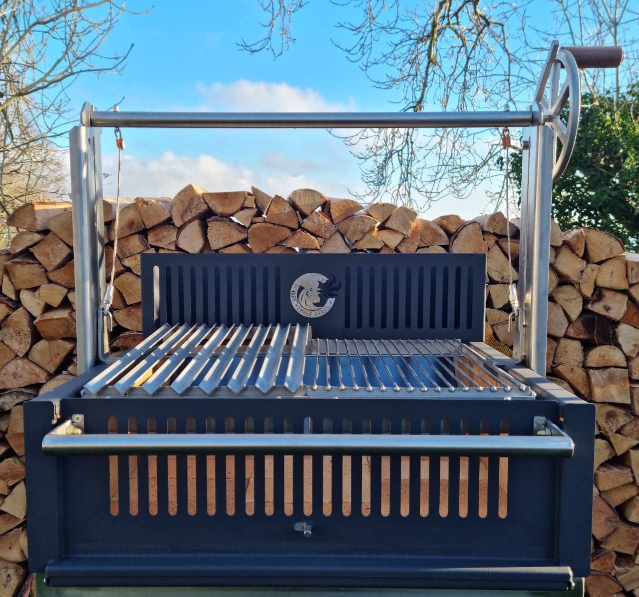 Grande Ember Grills Ember Legacy with a V-grate and Standard Grate como